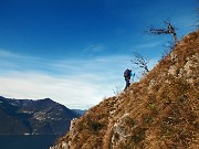 29 La pendenza aumenta e anche l'esposizione a picco sul lago...